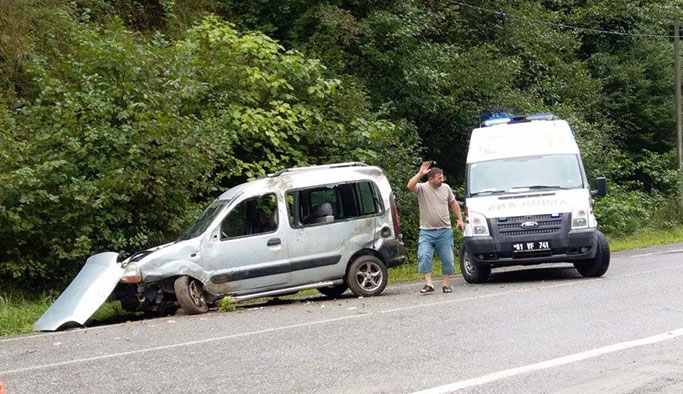 Trabzon'da direksiyon hakimiyeti kaybedilen araç şarampole yuvarlandı! Yaralı var