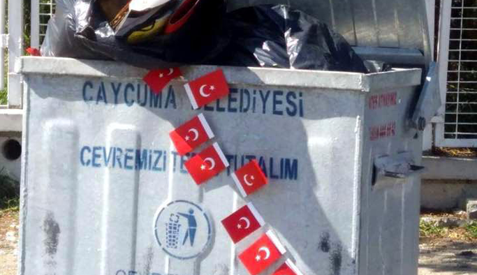 Türk bayraklarını çöpe attılar!