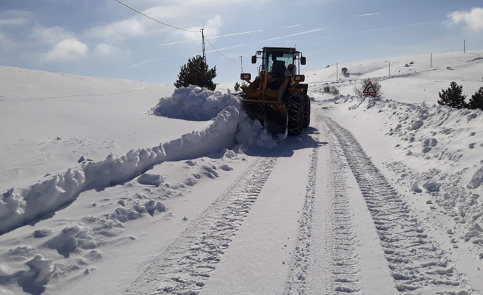 Sivas'ta karla kapanan yollar açılıyor!