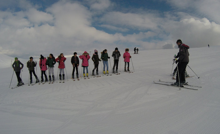 Tokat'ta öğrencilere kayak eğitimi
