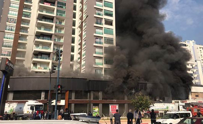 Mersin'de 12 katlı binada yangın çıktı!