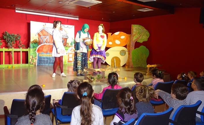 Gebze'de çocuk tiyatrosu sergilendi