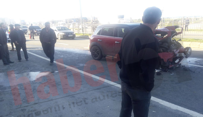 Arsin'de kaza: İki otomobil çarpıştı