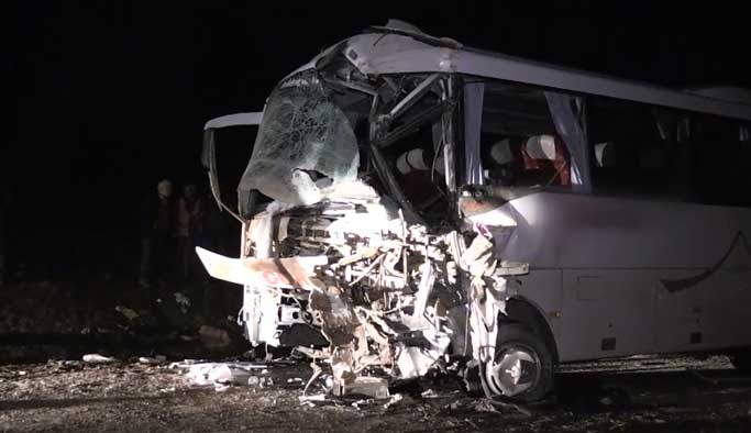 Yolcu otobüsü ile kamyon çarpıştı: 27 Yaralı