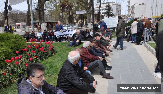Sinop'ta CHP'liler oturma eylemi yaptı