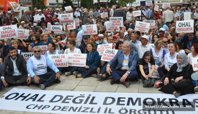 Denizli'de CHP'lilerden OHAL'e karşı oturma eylemi 