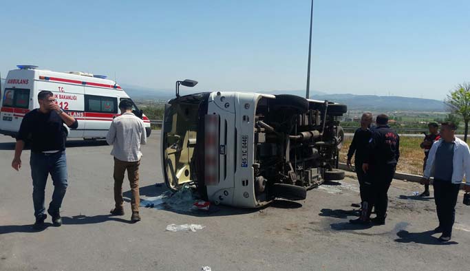 TIR'la minibüs çarpıştı: 21 asker, 3 korucu 25 yaralı