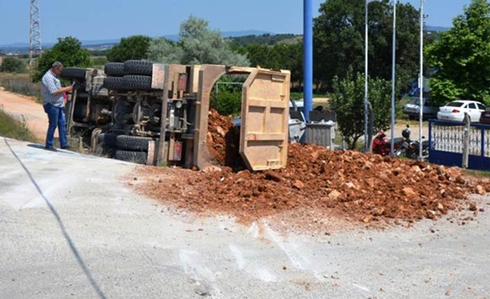 Trabzon plakalı kamyon şarampole devrildi