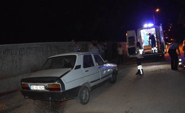 Otomobil mezarlık duvarına çarptı: 1 ölü