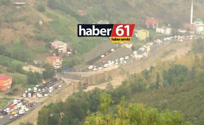 Trabzon'da heyelan yol kapattı!