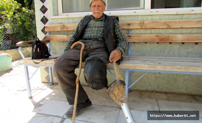 85 yıldır kendi yaptığı tahta bacakla yürüyor
