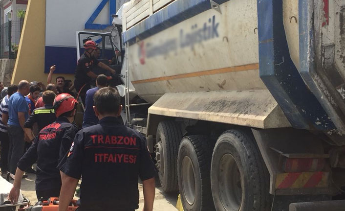 Trabzon'da kaza; Kamyon yoldan çıktı...