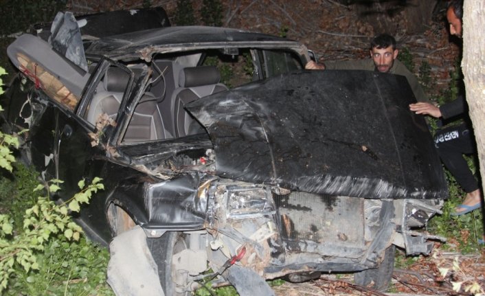 Erzincan’da otomobil şarampole devrildi: 4 yaralı