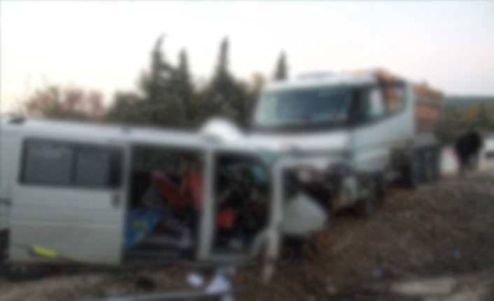 Minibüs şoförü kamyonun altında kalarak hayatını kaybetti