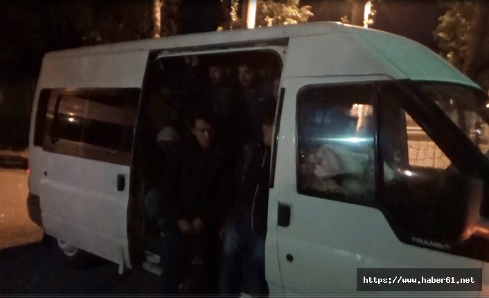 15 kişilik minibüsten 53 kaçak göçmen çıktı 