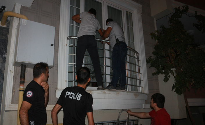 Polis balkona tırmandı