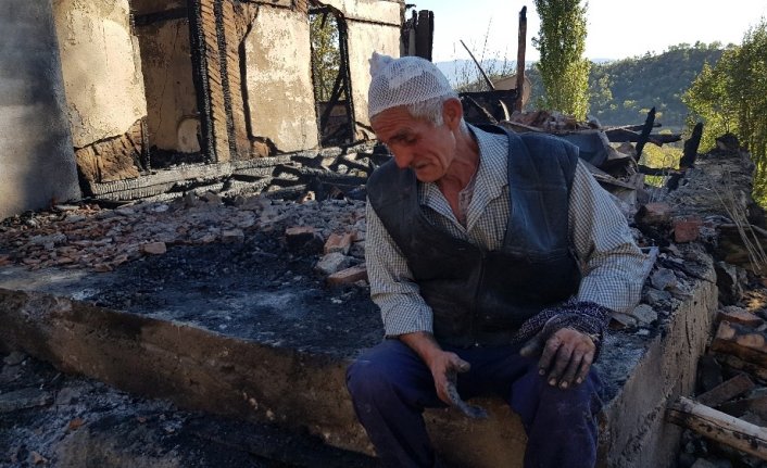 Kastamonu’da 2 katlı ev ve samanlık yangında kül oldu