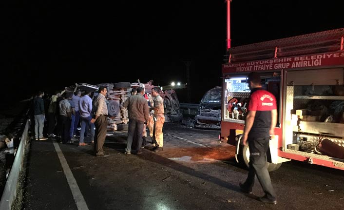 Yolcu minibüsü ile hafif ticari araç çarpıştı: 14 yaralı