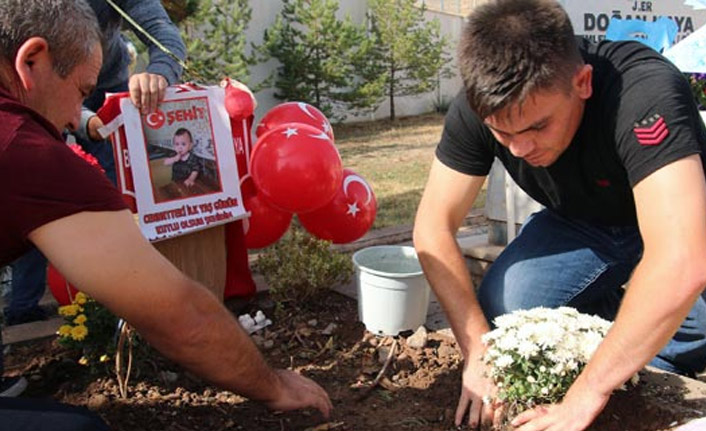 Şehit oğlunun ilk yaş gününü mezarına gelerek kutladı