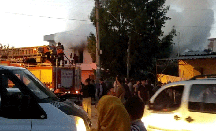 Mersin'de 2 katlı evde yangın çıktı