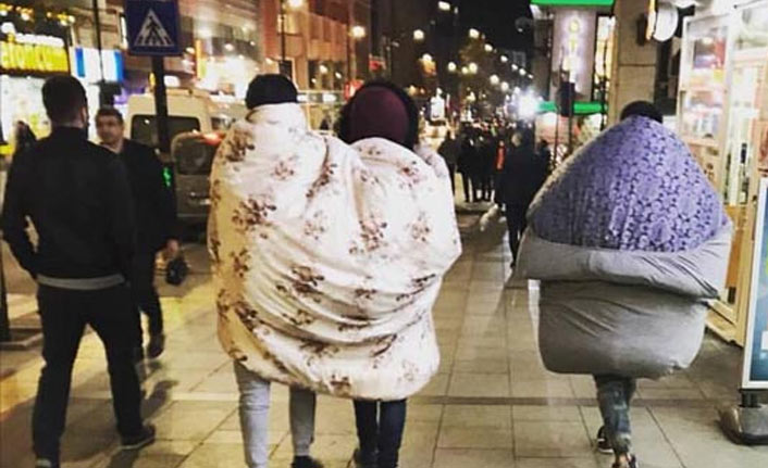 Soğuğa tepki için sokakta yorganla dolaştılar