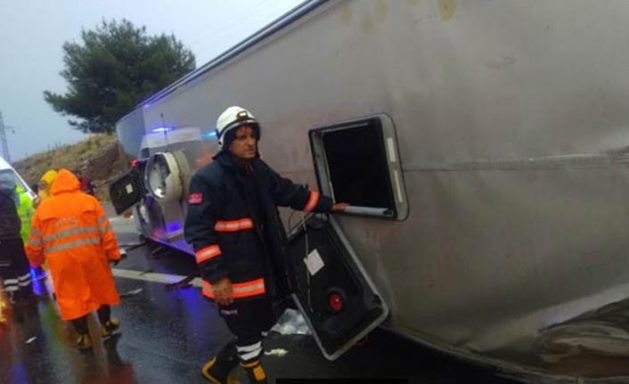 Mersin'in Tarsus ilçesinde Yolcu otobüsü devrildi: 20 yaralı