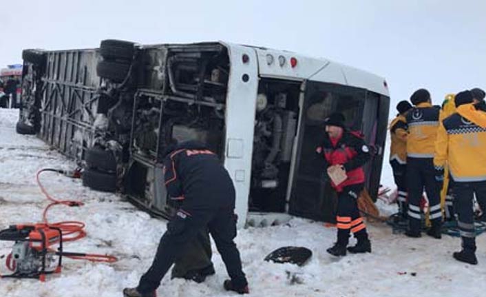 Sivas'ta yolcu otobüsü devrildi çok sayıda yaralı var!