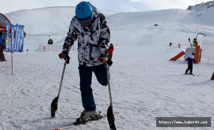 Tek bacağı ile kayak yapan genç, azmiyle engellilere örnek oluyor
