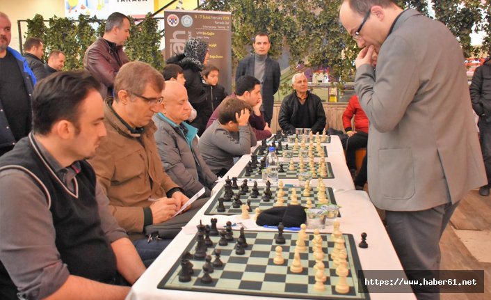 Satranç ustası Jevtiç, 20 kişiye karşı oynadı