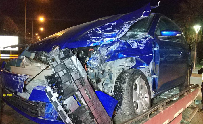 Samsun'da kavşakta minübüs ve otomobil çarpıştı, 2 yaralı. 23 Mart 2019