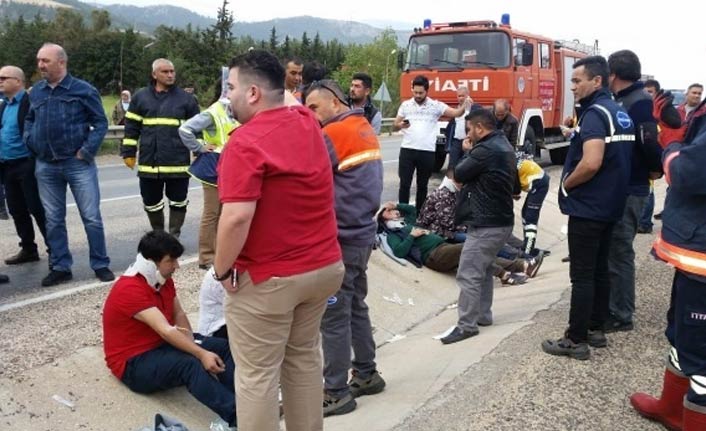 İşçileri taşıyan midibüs kaza yaptı: 11 yaralı