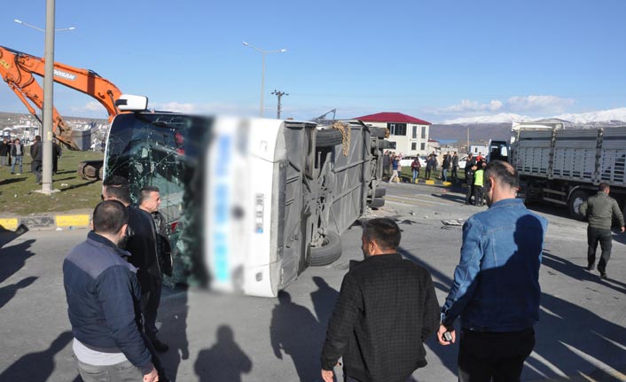 Yolcu otobüsü ile tır çarpıştı: 34 yaralı