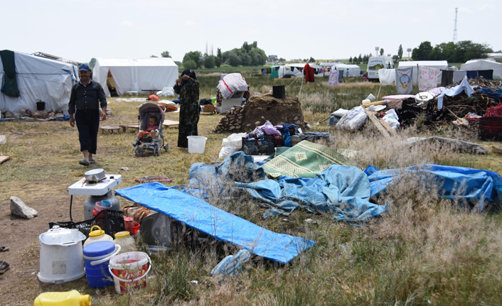 Mevsimlik işçilerin çadırlarını su bastı