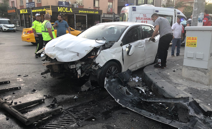 Ankara'da iki otomobilin karıştığı trafik kazası: 3'ü yabancı uyruklu 8 kişi yaralandı