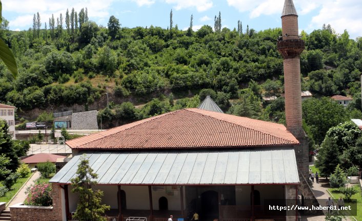 Fatih Sultan Mehmet'in namaz kıldığı cami zamana meydan okuyor