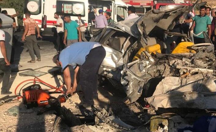 Yolcu otobüsü ve otomobil çarpıştı: 3 ölü 12 yaralı