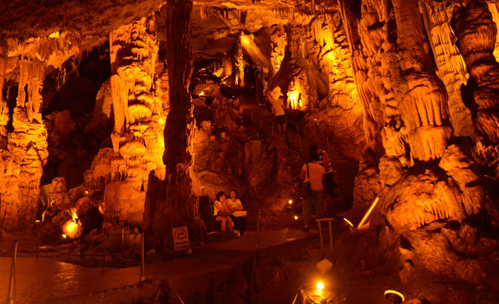 3.4 milyon yıllık mağaraya ziyaretçi akını