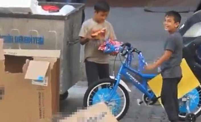 Kağıt toplayan kardeşlerin bisiklet hayali konteynerden çıktı