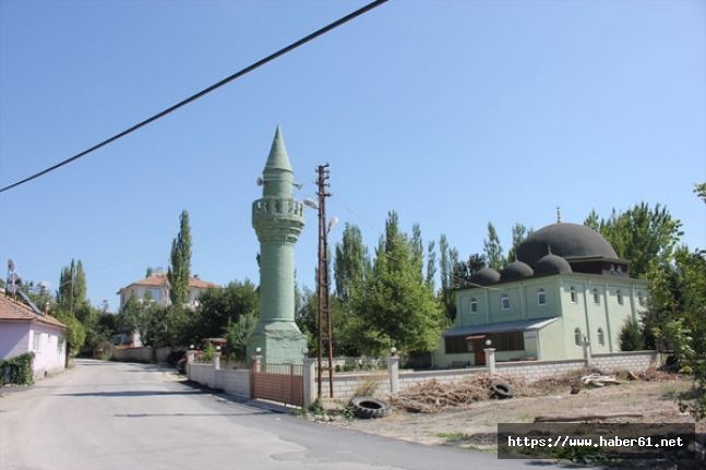 Cami ve minare ayrı yerlerde