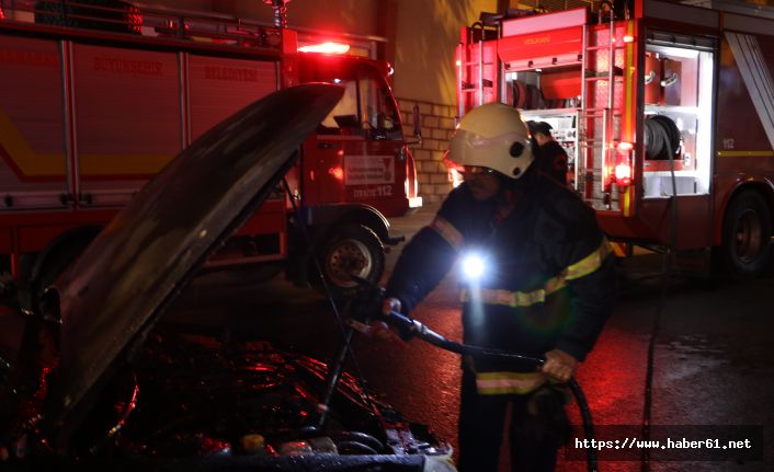 Trabzon Bulvarı'nda seyir halinde yanan otomobile esnaf müdahalesi 