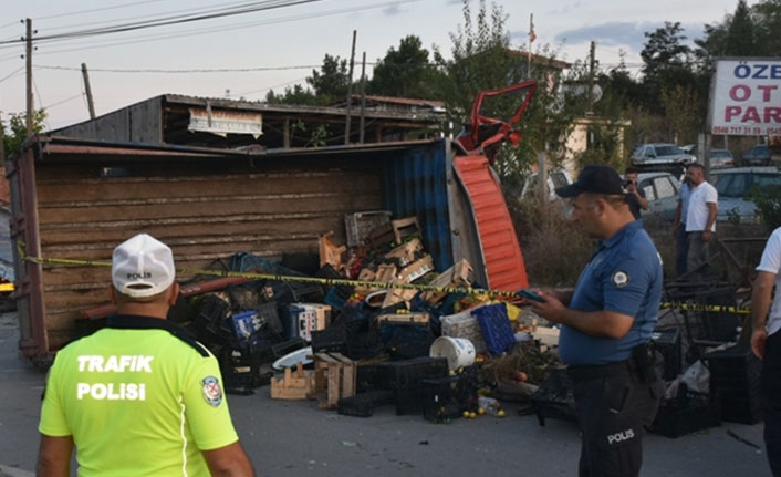 Sinop'ta Meyve yüklü kamyonet otomobille çarpıştı