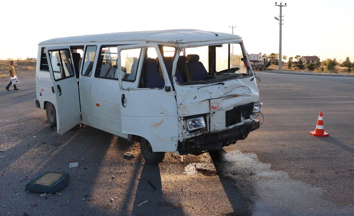 İki minibüs çarpıştı: 15 yaralı