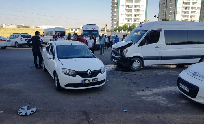 Diyarbakır’da öğrenci servisi kaza yaptı