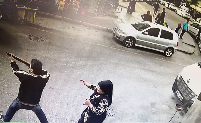 Aksaray’da 2 kişinin yaralandığı silahlı kavga güvenlik kamerasında