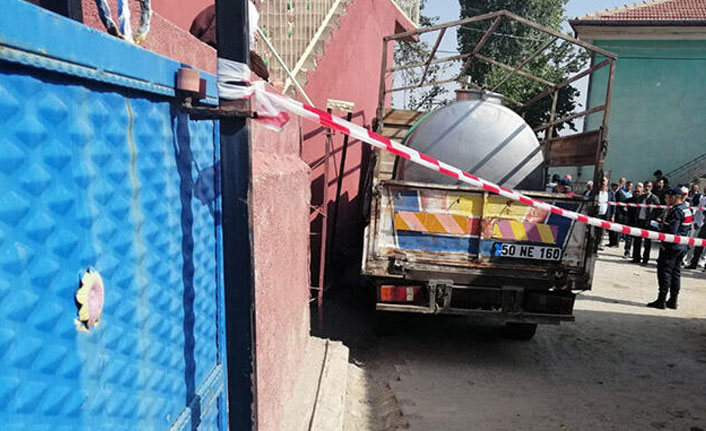 Süt kamyoneti ile duvar arasında kalan sütçü öldü