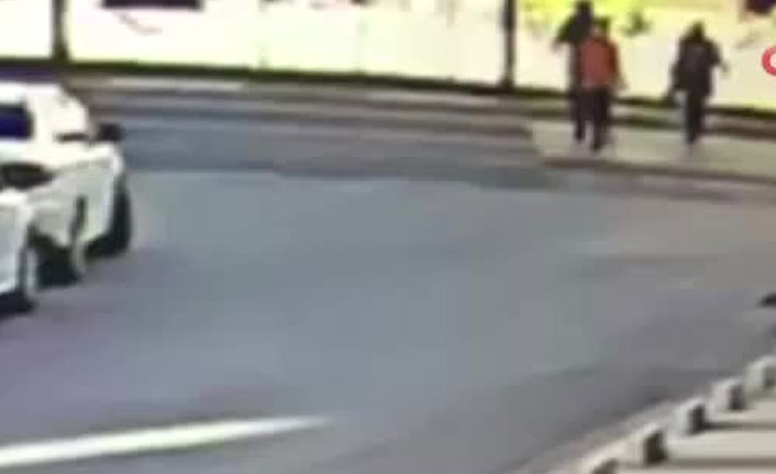 Koşarak karşıya geçerken otomobil çarptı