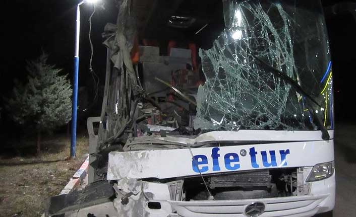 Afyonkarahisar'da yolcu otobüsü ile kamyon çarpıştı