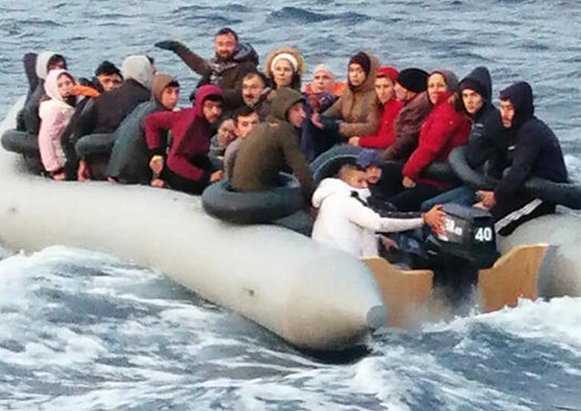 Kuşadası'nda lastik botta 31 kaçak göçmen yakalandı