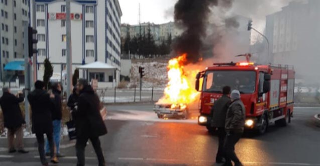 Nevşehir'de seyir halindeki otomobil yandı