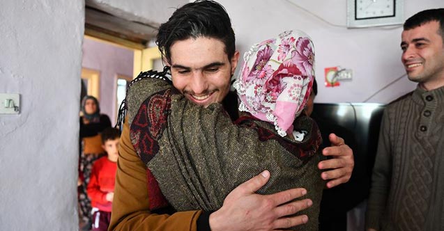 Suriyeli Mahmud elleri ile kazıyarak enkazdan kurtardığı aileyle buluştu